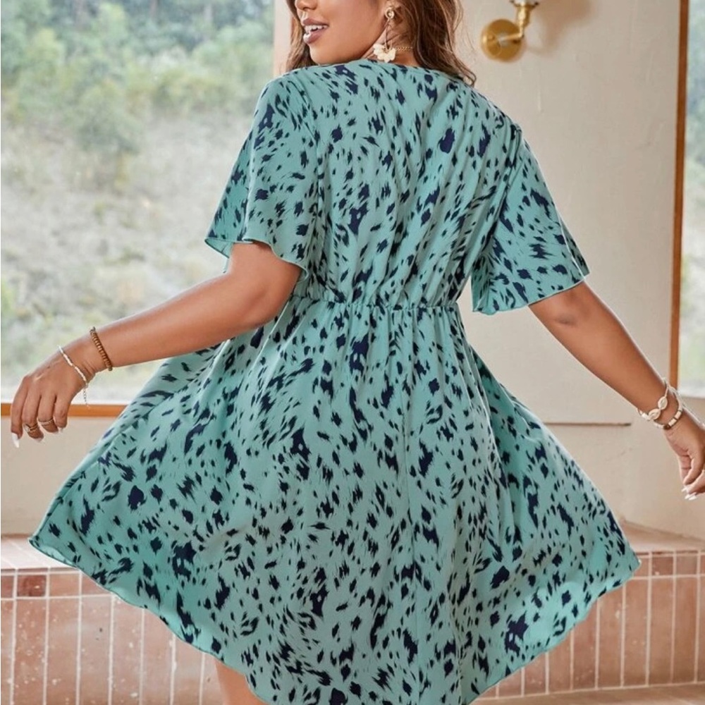 Plus Size Teal Printed V-Neck Swing Dress - Picture 3 of 10